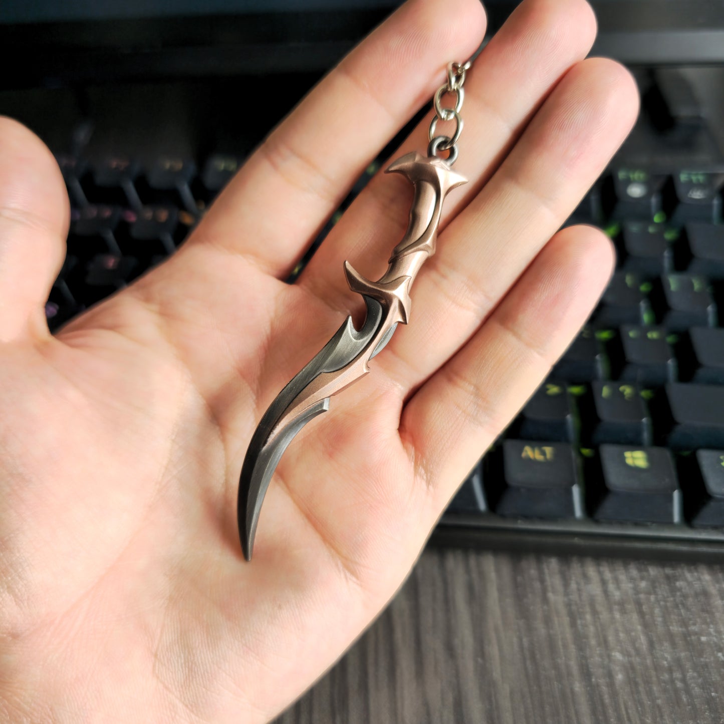 Llavero Metalico inspirado en el Forsaken Knife de Valorant - Tamaguchi Store Colombia