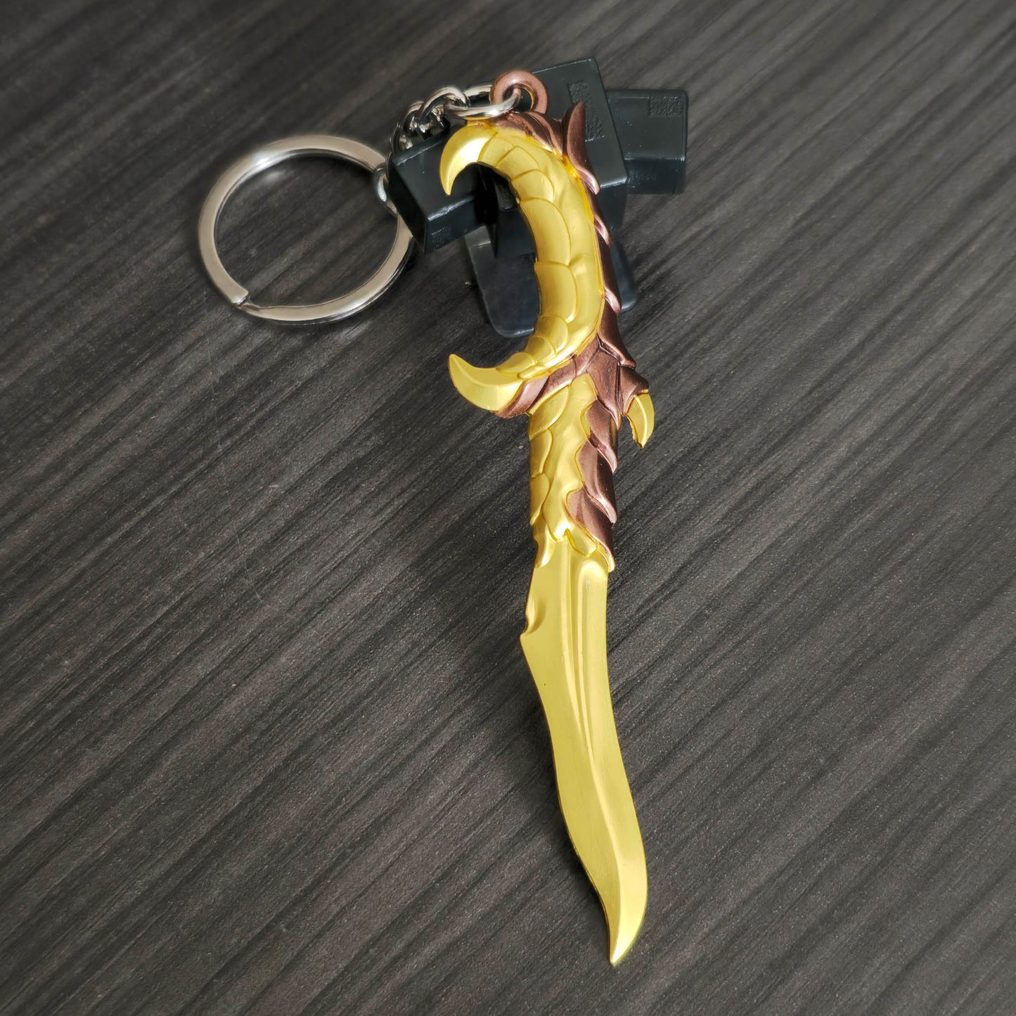 Llavero Metalico inspirado en el Elderfalame Knife de Valorant - Tamaguchi Store Colombia