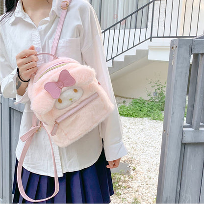 Modelo llevando mochila kawaii My Melody en rosa, mostrando el tamaño mini ideal para uso diario y estilo casual